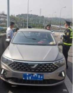 这辆车涉嫌非法营运被查。重庆交通执法部门供图