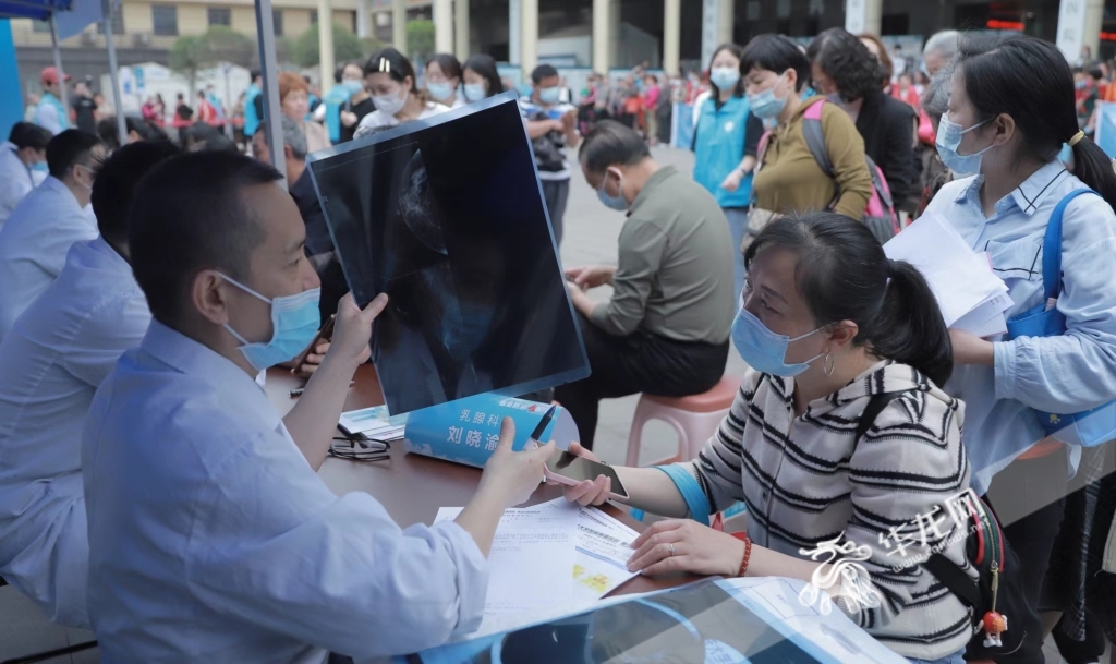 重庆大学附属肿瘤医院医生为市民义诊。