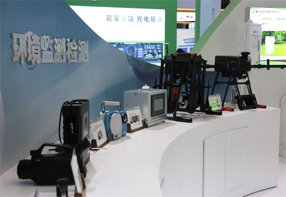 重庆环投集团展厅内环境监测检测展出的各项设备。重庆环投集团供图 华龙网发