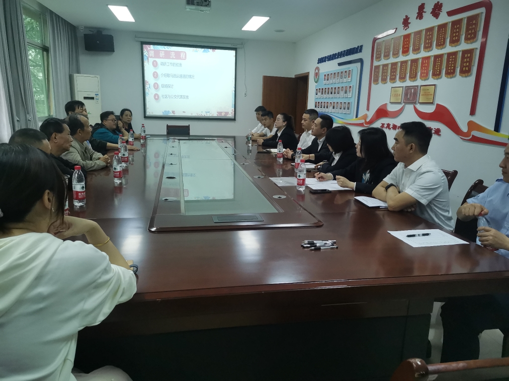 工作人员现场深入了解社区居民乘车需求和难题。受访者供图