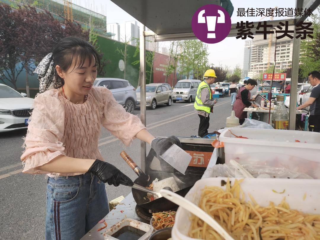 母亲腿上系着两岁娃工地卖炒饭，网友：手上忙着生活，腿上系着未来4
