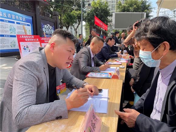 2代表认真地倾听群众诉求和心声。通讯员 陈红彬 摄