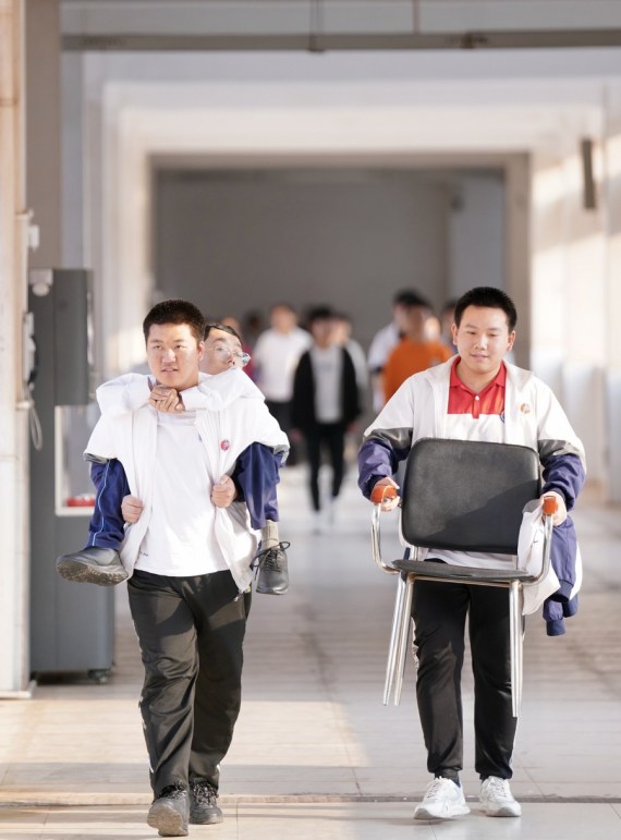 兄弟，让我背你上大学14