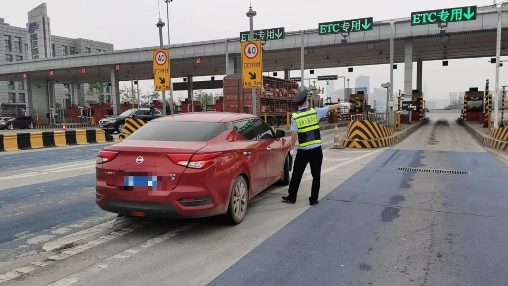 执法队员对涉嫌非法营运车辆进行检查。重庆交通执法部门供图