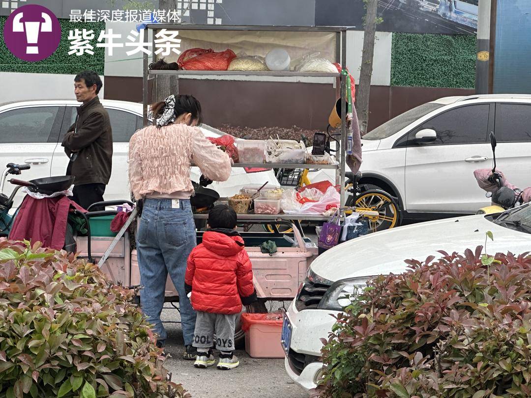 母亲腿上系着两岁娃工地卖炒饭，网友：手上忙着生活，腿上系着未来3