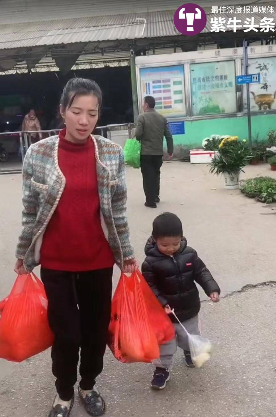 母亲腿上系着两岁娃工地卖炒饭，网友：手上忙着生活，腿上系着未来2