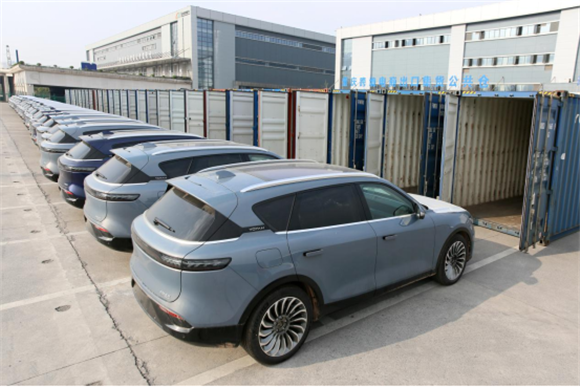 智能网联新能源汽车从重庆国际物流枢纽园区走出国门。重庆国际物流枢纽园区供图 华龙网发