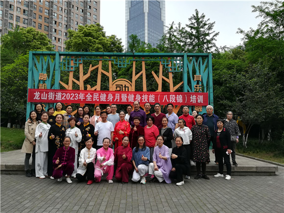 合影留念。龙山街道办事处供图 华龙网发