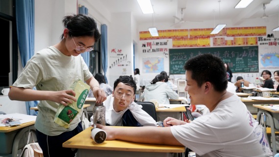 兄弟，让我背你上大学12