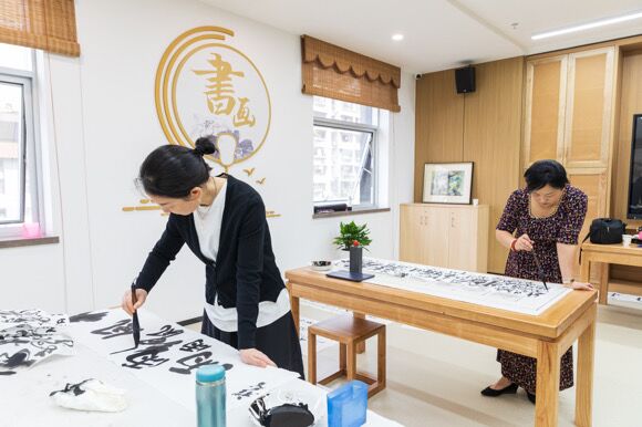 市民在书画室练习书法。江北区宣传部供图