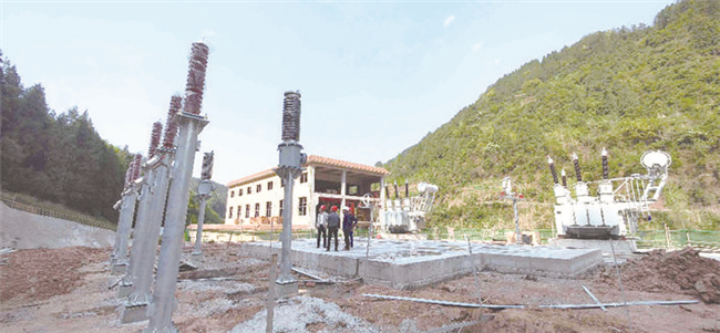升压站两台升压器已完成安装。万州时报记者 尧华燕 摄