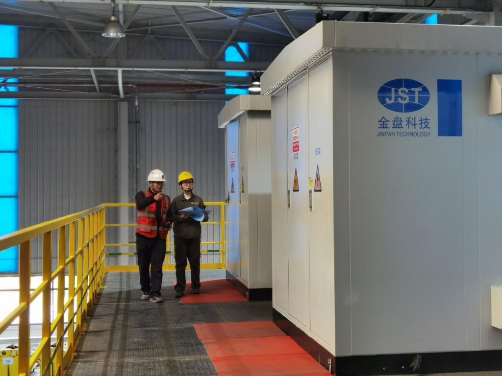 国网重庆市北供电公司工作人员正在对长安汽车光伏电站项目进行验收。通讯员 向江 摄