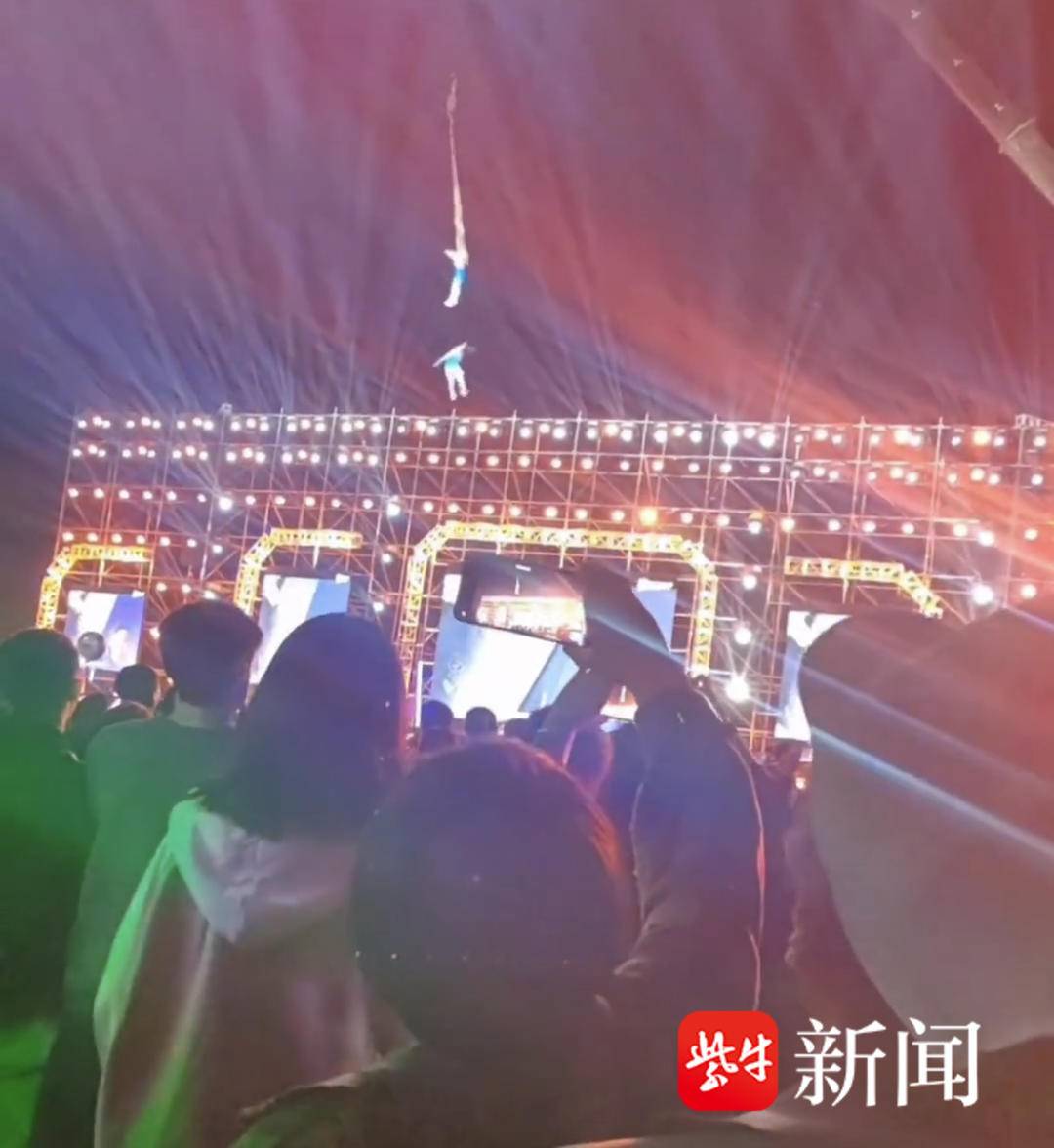 安徽杂技女演员高空表演时坠亡，女演员丈夫：未曾因吵架生气不系安全扣1