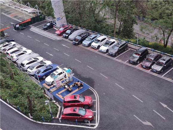 南岸区铜元局街道苏家坝立交桥桥下闲置空地“巧变”便民停车场。通讯员 范永根  摄