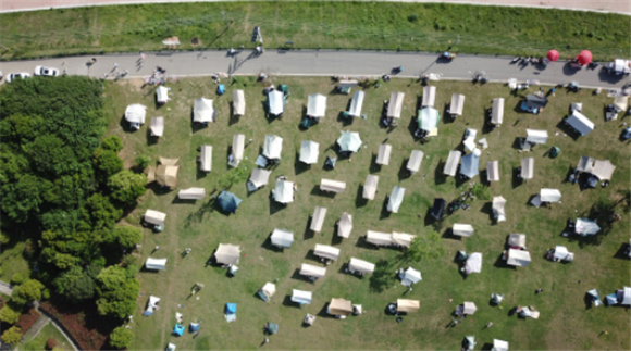 4月16日，市民在长沙市开福区湘江畔露营休闲（无人机照片）。新华社记者 陈振海 摄