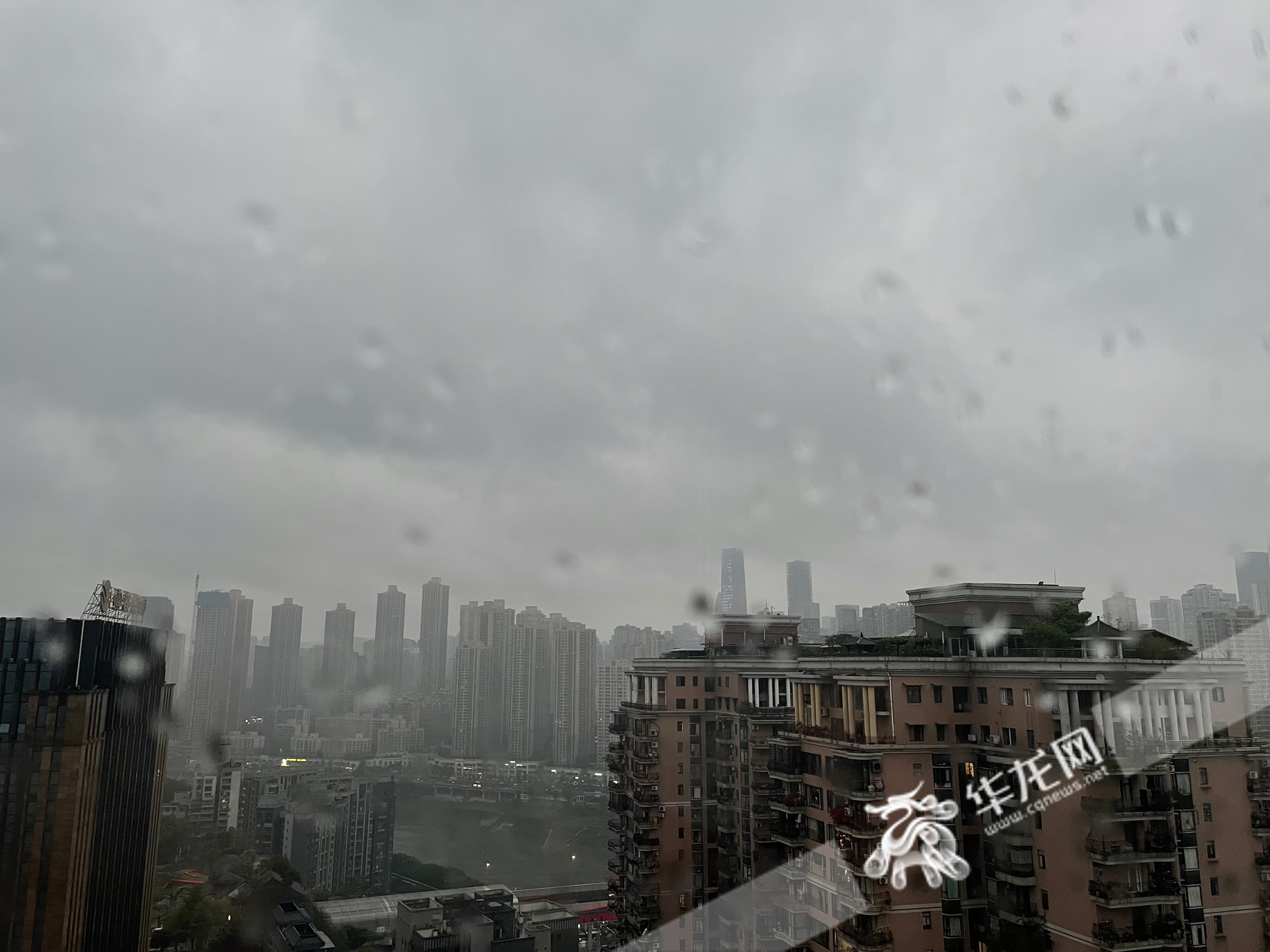 4月18日早,中心城区乌云密布,雨水不断。华龙网-新重庆客户端首席记者 李裕琨 摄