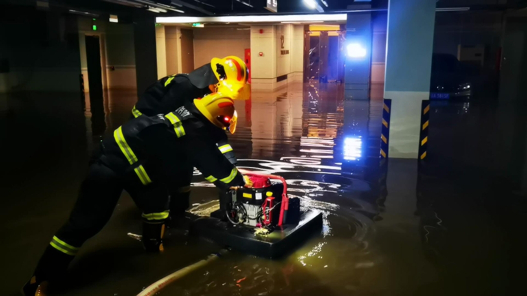 2消防员抽水排险。重庆渝北消防供图