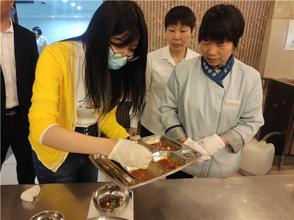 国管局评估组工作人员测算餐厨垃圾重量和浪费情况。重庆市机关事务管理局供图 华龙网发