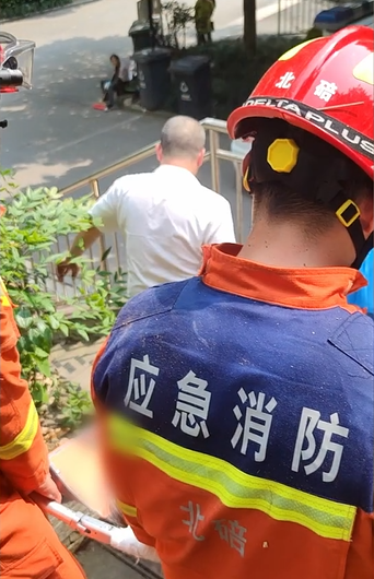 2消防员与医护人员一起抬婆婆到救护车。重庆北碚消防供图