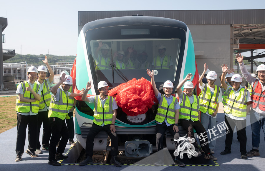 建设者们迎接重庆轨道交通18号线首列车入场。华龙网-新重庆客户端记者 张质 摄