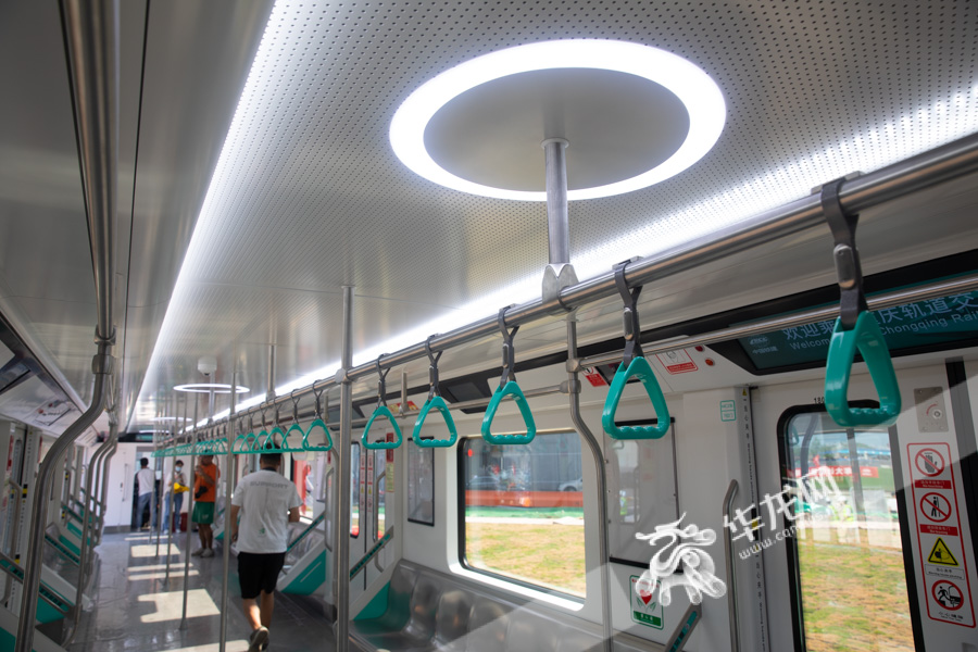 轨道18号线列车主题色为松石绿，车顶有环形灯光设计。华龙网-新重庆客户端记者 张质 摄