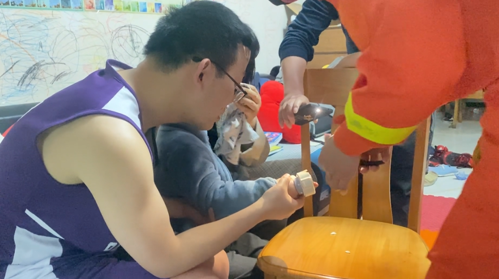 3男孩抱怨消防员挡住了他看动画片。重庆沙坪坝消防供图