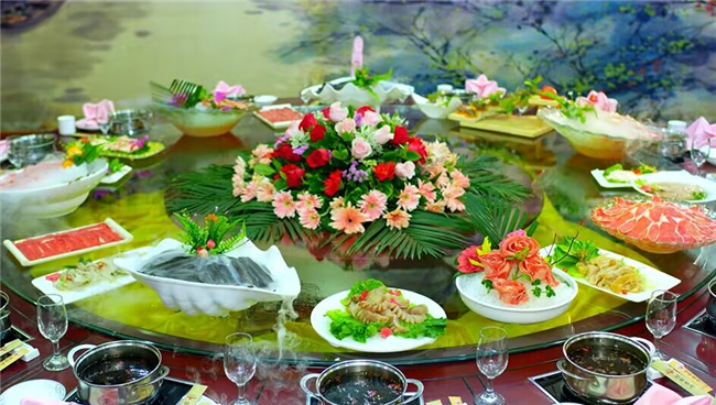 全牛火锅宴是丰都的特色美食。受访者供图 华龙网发
