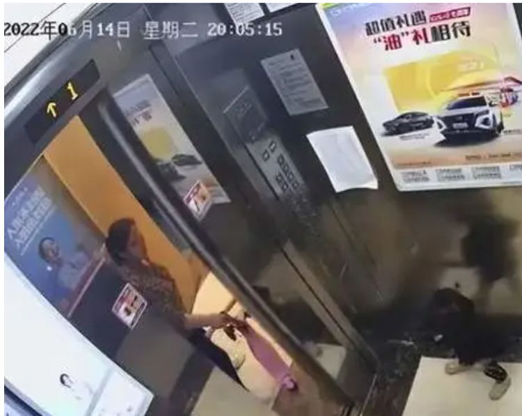 过失还是间接故意？杭州女童坠亡案，这些是关键点1
