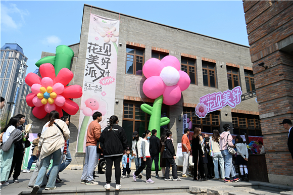 游客在天津市五大道风景区内参加海棠花主题特色活动。新华社记者 赵子硕 摄