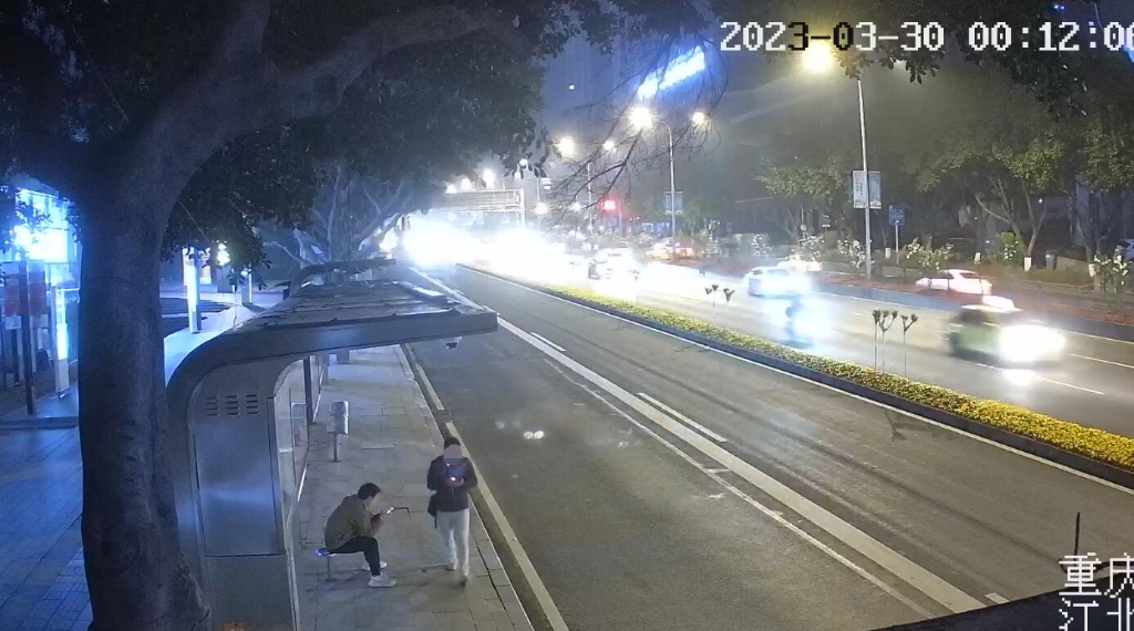2盗窃得手后，男子在街上闲逛。重庆江北警方供图