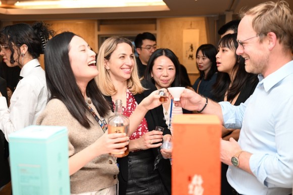 活动现场,嘉宾对中国品牌赞不绝口。活动主办方供图 华龙网发