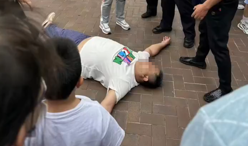 男子在迪士尼抽烟后与工作人员起冲突?上海迪士尼:未给赔偿,禁止其再次入园
