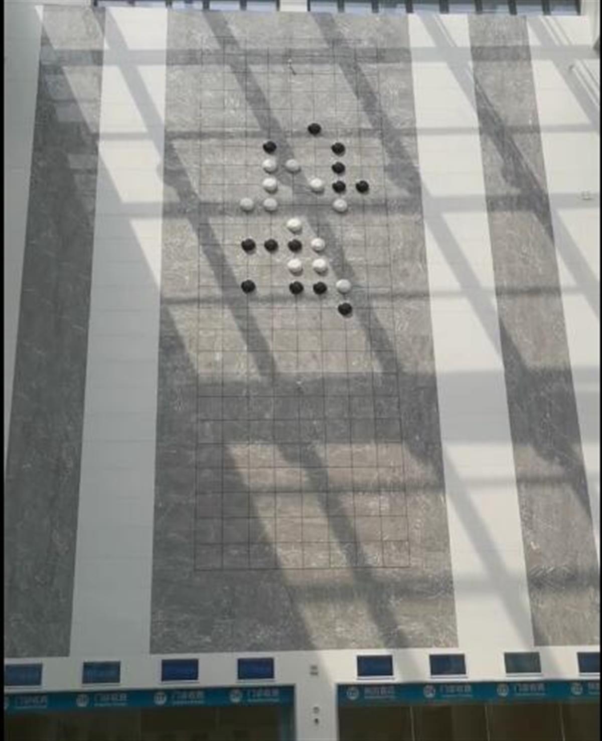 医院外墙“黑白棋局”设计引网友神解读，院方：不清楚具体寓意，将咨询建设单位
