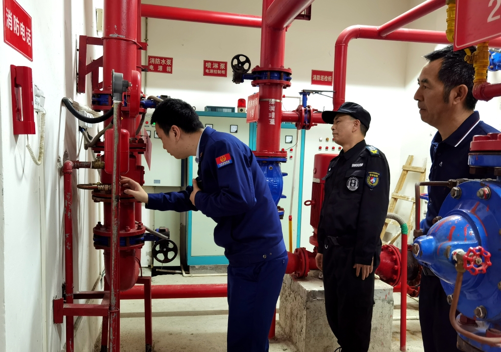 查看消防水泵房设施设备是否正常工作。江津区消防救援支队供图 华龙网发