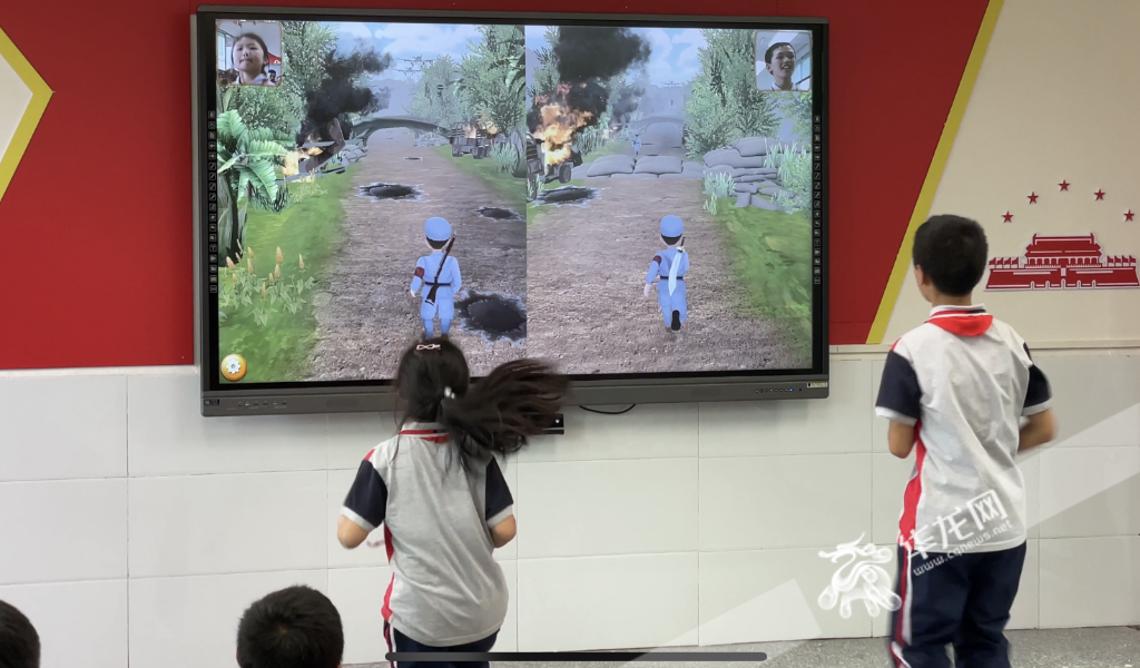 石柱县桥头小学三年级学生正在AI互动空间上思政课。华龙网-新重庆客户端记者 赵紫东 摄