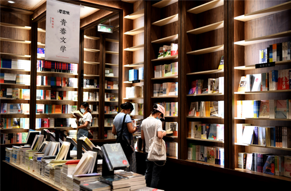 钟书阁吸引不少游客前来打卡、看书。记者 周邦静 摄