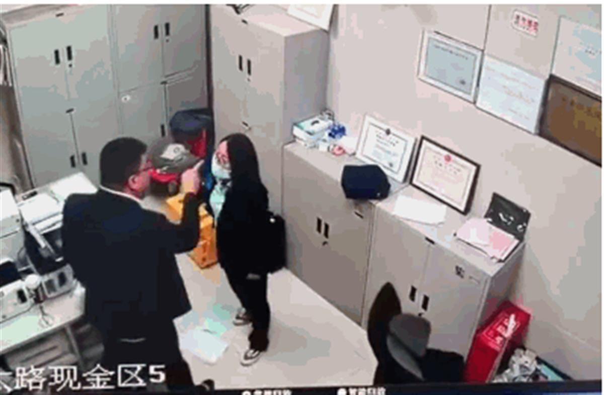 上海一男员工殴打女同事引公愤，涉事银行：将尽快公布处理结果1