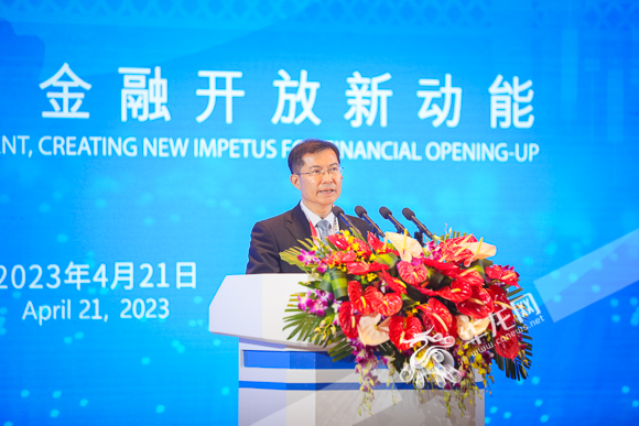 中国人民银行行长王信做演讲。华龙网-新重庆客户端 首席记者 李裕锟 摄