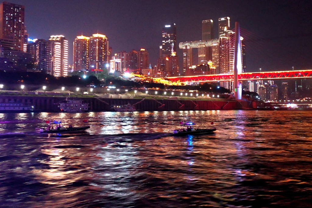 7重庆水警与长航公安联合在江上巡逻。重庆警方供图