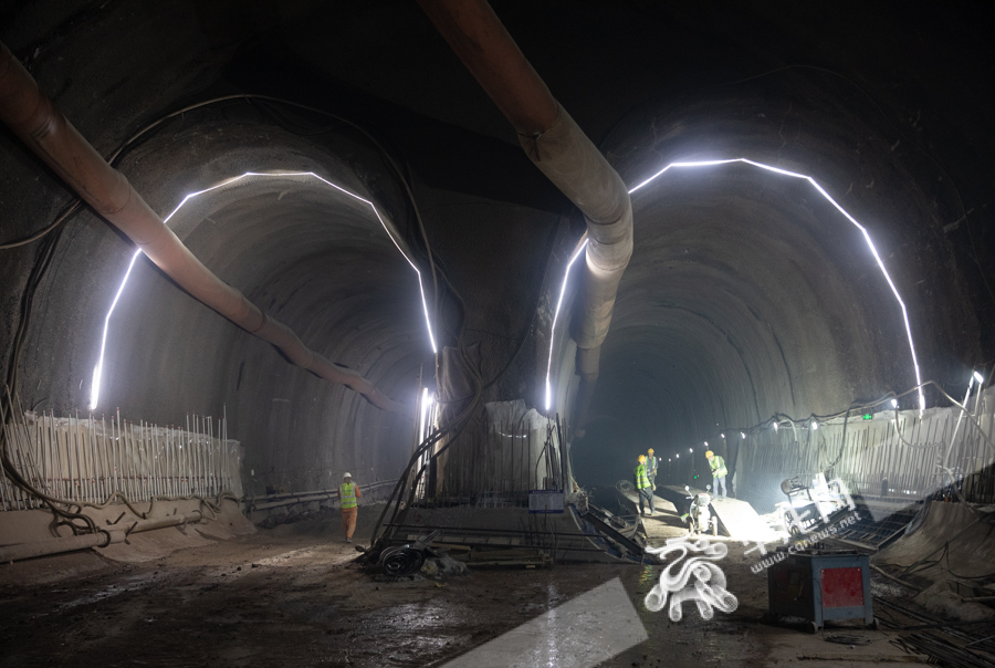 02，重庆轨道交通15号线二期中梁山隧道已掘进850米。华龙网-新重庆客户端记者 张质 摄