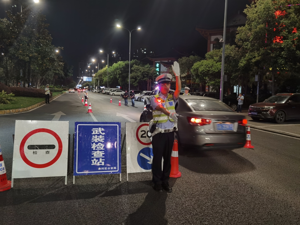 6永川区民警在路面执勤。重庆警方供图