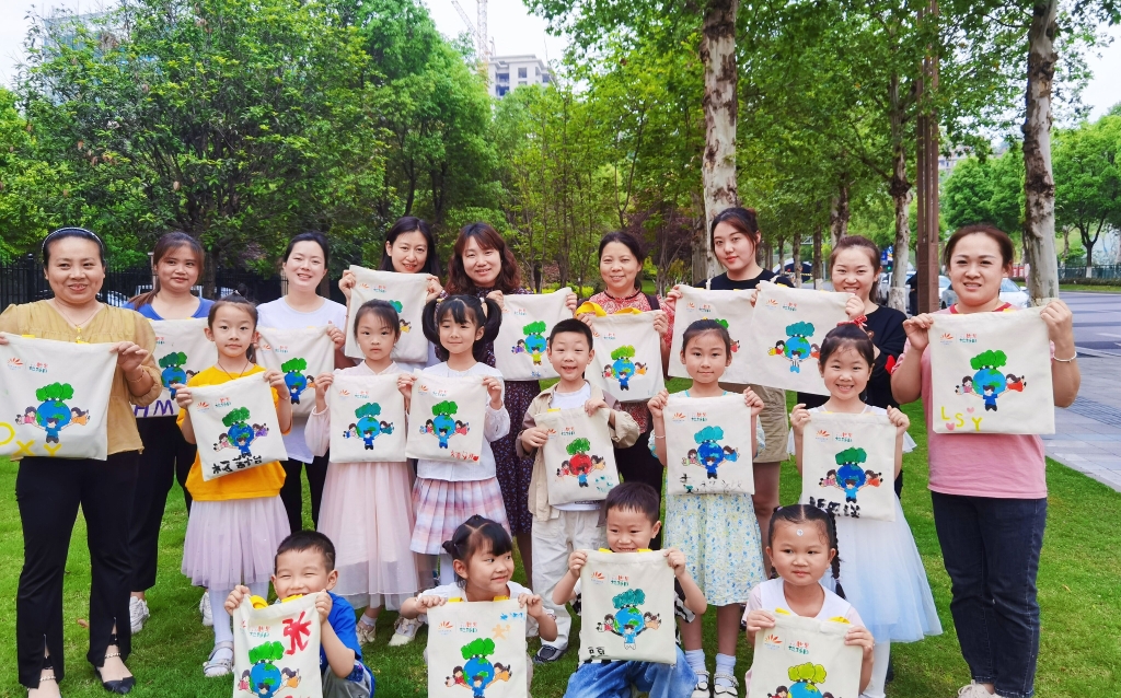 小朋友和志愿者们一同展示绘画好的环保袋。双龙湖街道办事处供图 华龙网发