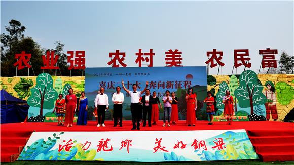 Art volunteers perform at the village festival.Photo by correspondent Zhao Wuqiang