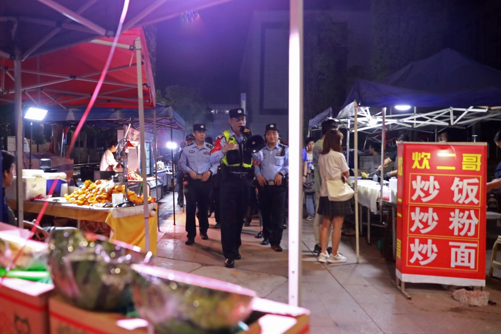 2渝北区民警在夜市进行安全宣传。重庆警方供图