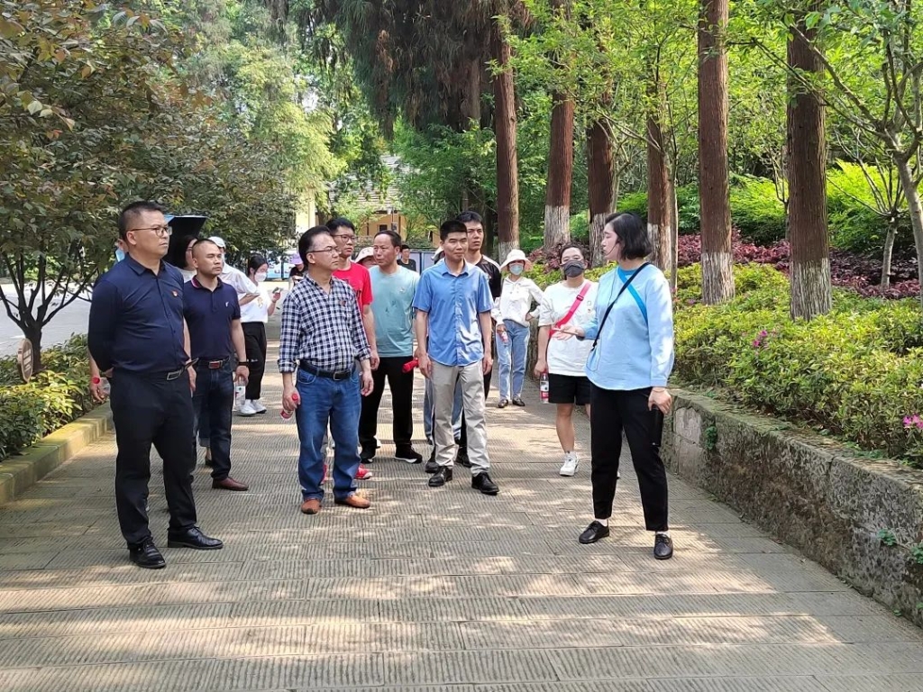 聆听讲解员介绍抗战历史