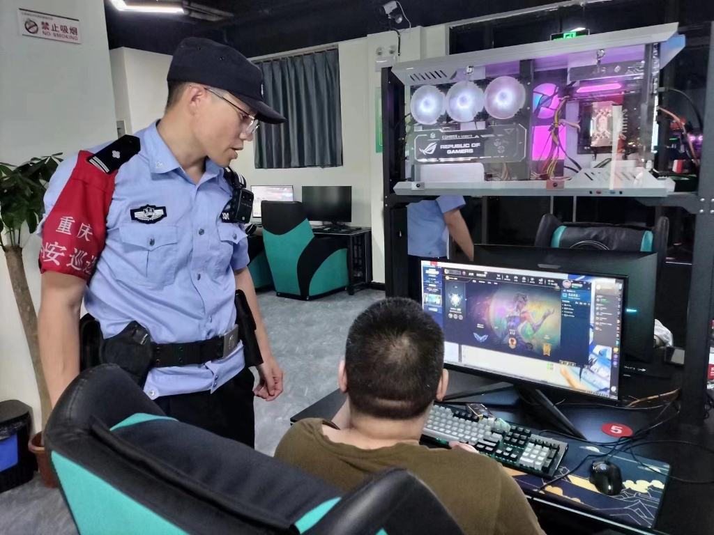 5九龙坡区民警在网吧检查。重庆警方供图