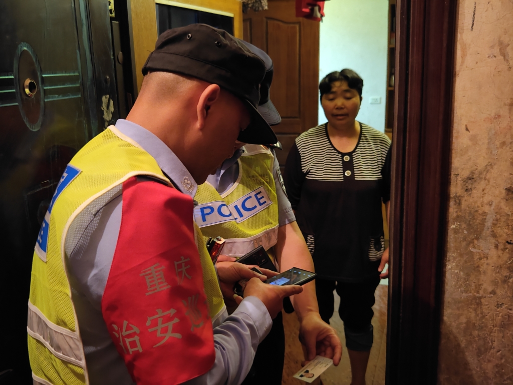 3江北区民警开展“敲门行动”。重庆警方供图