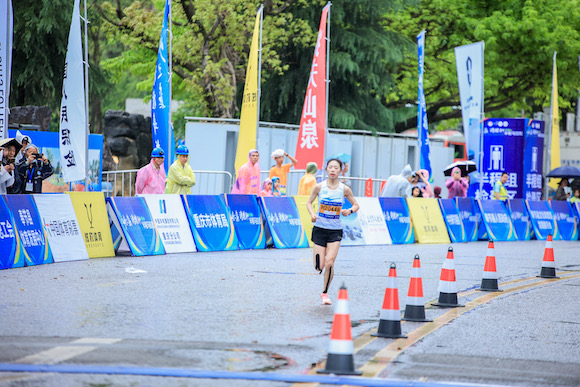 重庆选手冯丹获得半程马拉松女子组第二名。主办方供图 华龙网发