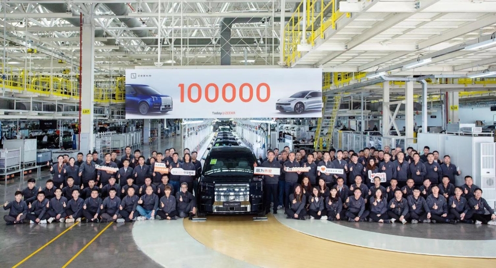 极氪第10万辆量产车在宁波极氪智慧工厂下线。 极氪品牌供图 华龙网发