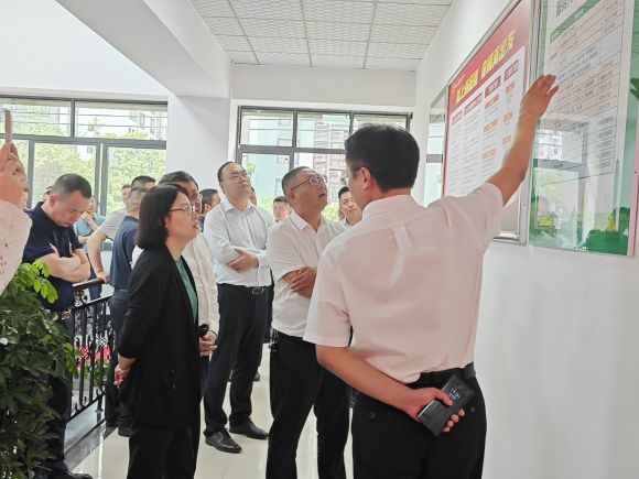 参观重庆市涪陵区农民合作社服务中心。陈楚瑜 摄